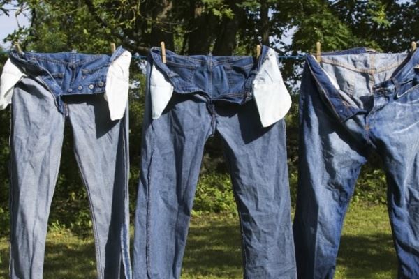 Lộn trái quần jeans sẽ giúp cho quần không bị bay màu.