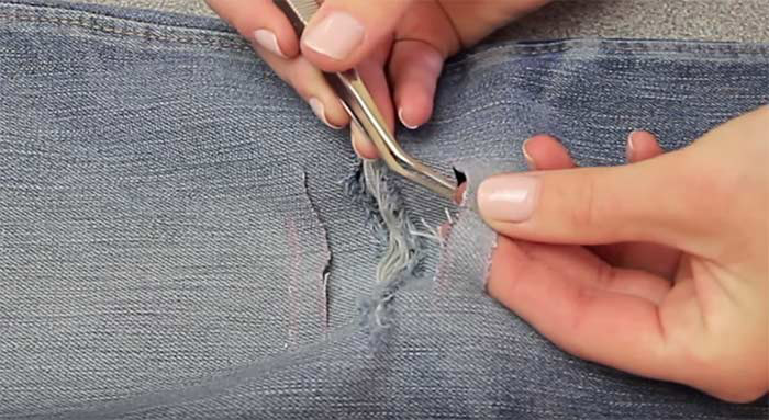 Dùng nhíp để móc các sợi vải sẽ dễ dàng hơn