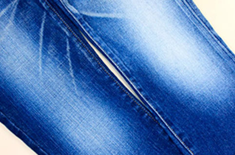 Hiệu ứng sáng bóng trên một mẫu quần jeans sử dụng phương pháp phun KMno4