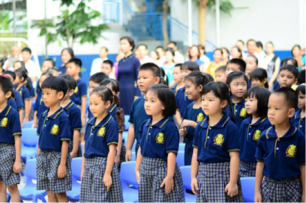 Mẫu đồng phục học sinh đẹp của một số trường tư nhân thường sử dụng các loại áo thun, áo polo làm đồng phục học sinh nhằm tăng sự thoải mái cho các bé.