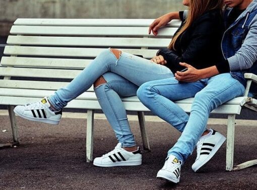 Quần jeans couple xu hướng thể hiện tình cảm mới của giới trẻ