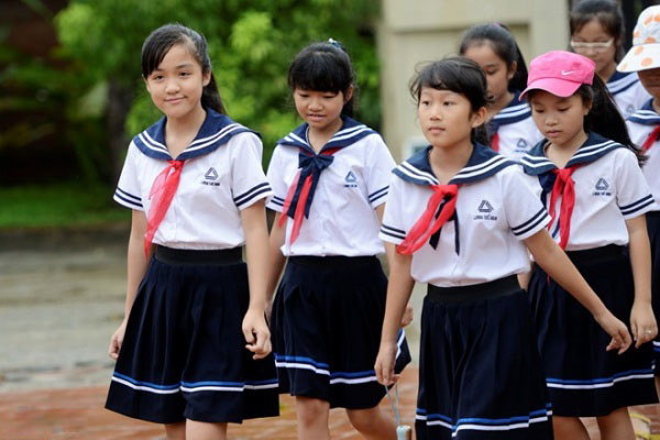 Mẫu Đồng Phục Học Sinh Cấp 2 Nữ thường thấy nhất bao gồm: Áo sơ mi, kết hợp với váy, chân váy. Ngoài ra một số trường con cho nữ sinh mặc quần tây nữ dài.