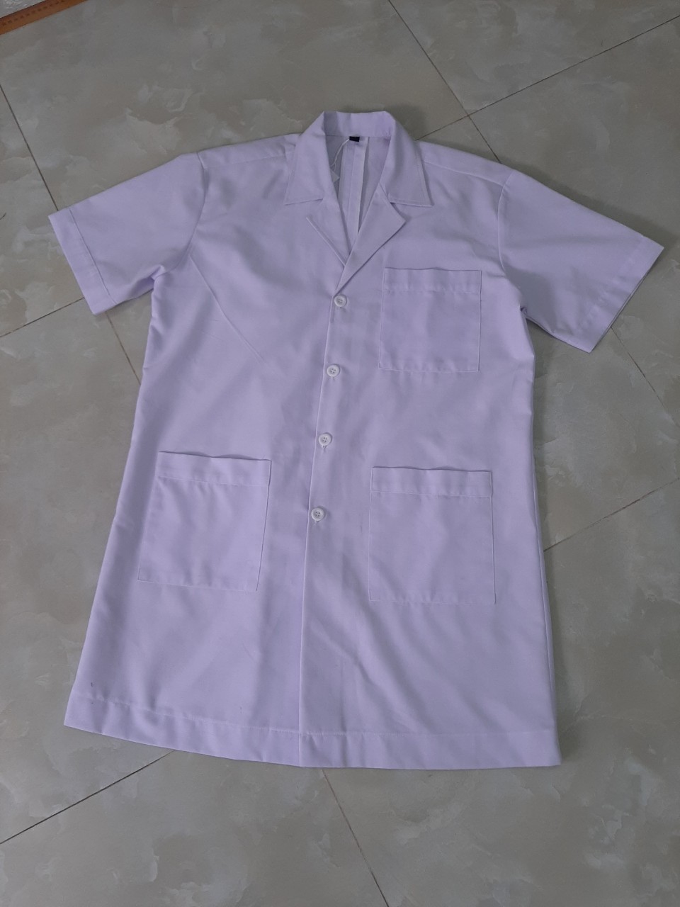 Mẫu áo blouse trắng dành cho nam nhân viên y tế đã được may gia công tại Xưởng DOSI