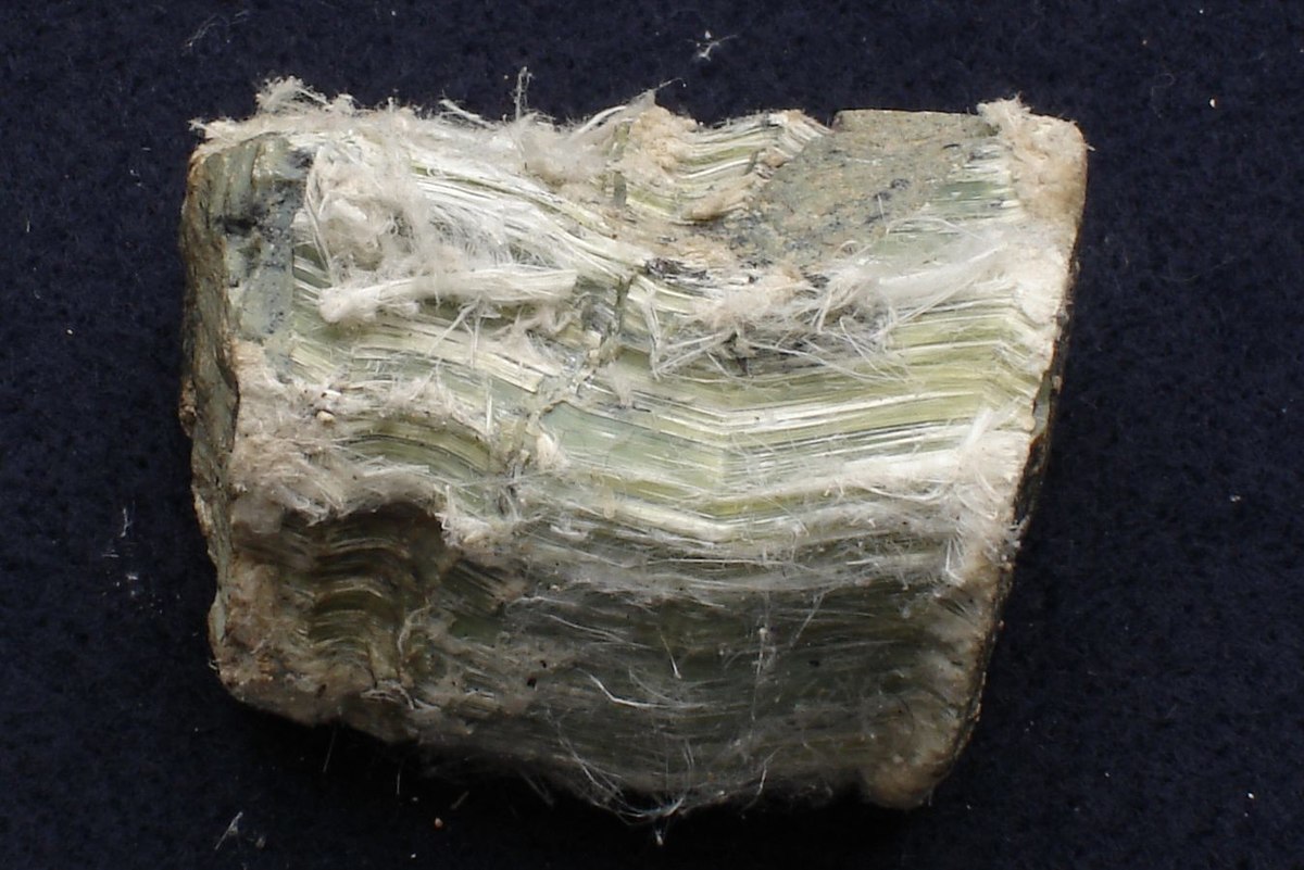 Amiăng là sợi khoáng có trong tự nhiên được kéo sợi bằng cách mài mòn và một số quá trình khác từ 6  khoáng vật silicat amiăng khác nhau