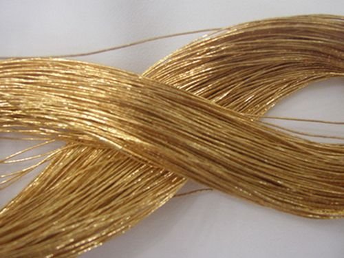 Vàng (kim loại vàng) được kéo thành sợi để làm chỉ may hoặc chỉ thêu trong ngành thời trang.