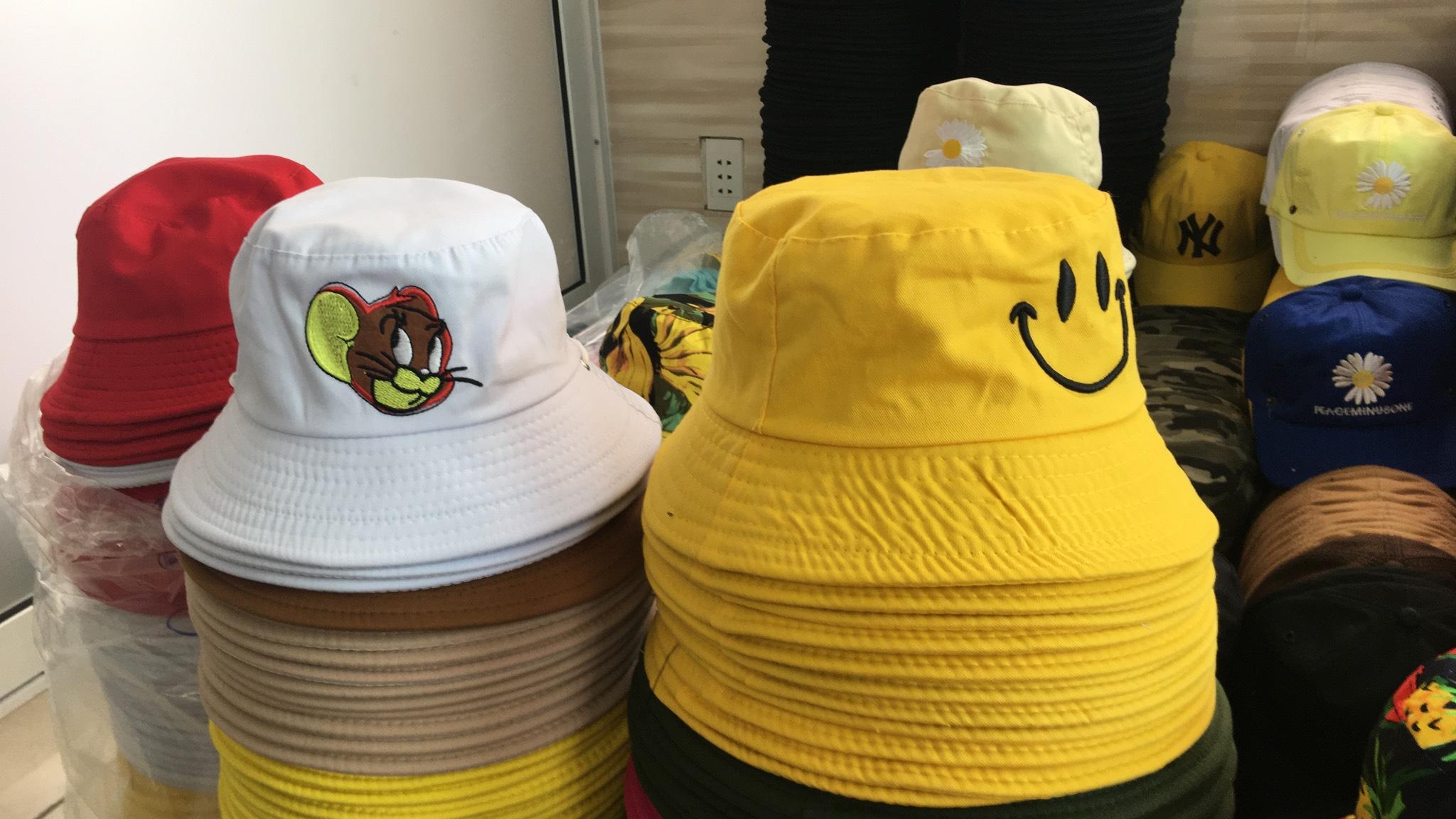 Một số nón tai bèo hàng chợ giá rẻ đã được xưởng chúng tôi may theo yêu cầu