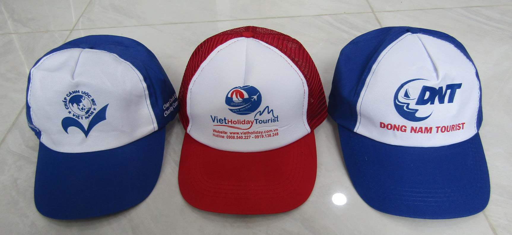 Nón Du Lịch là các loại nón được các công ty lữ hàng du lịch đặt hàng số lượng lớn cho khách của mình. Nón được đặt hàng tại Xưởng May nón của chúng tôi.