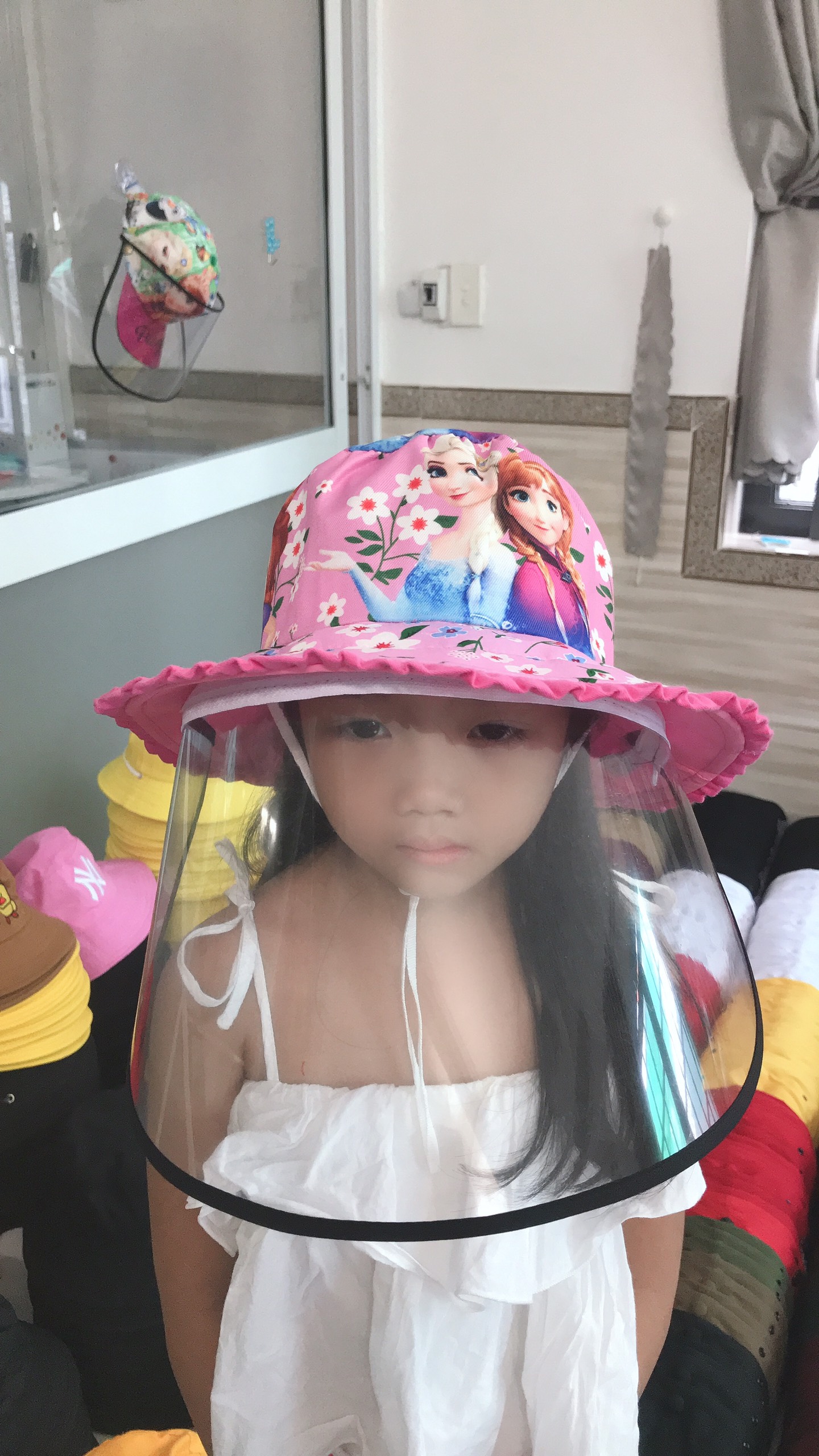 Mẫu nón chống dịch cho bé gái theo chủ đề Frozen dễ thương