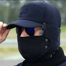 Đội nón khi đi ra ngoài là đều hết sức cần thiết để bảo vệ đôi mắt khỏe mạnh