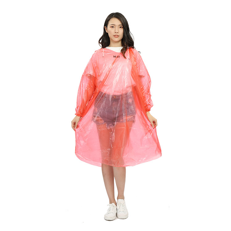 Áo mưa vải nhựa PE thường được sử dụng làm áo mưa tiện lợi dùng một lần với giá thành rẻ và tiện dụng.