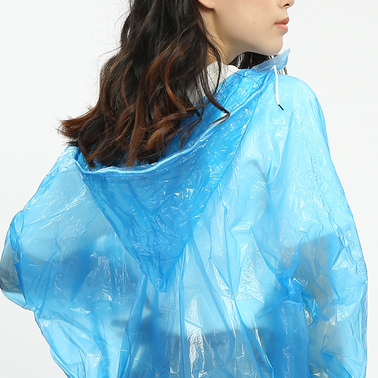 Vì có trọng lượng nhẹ, dễ dàng đem theo nên áo mưa tiện lợi dùng 1 lần được mọi người yêu thich.