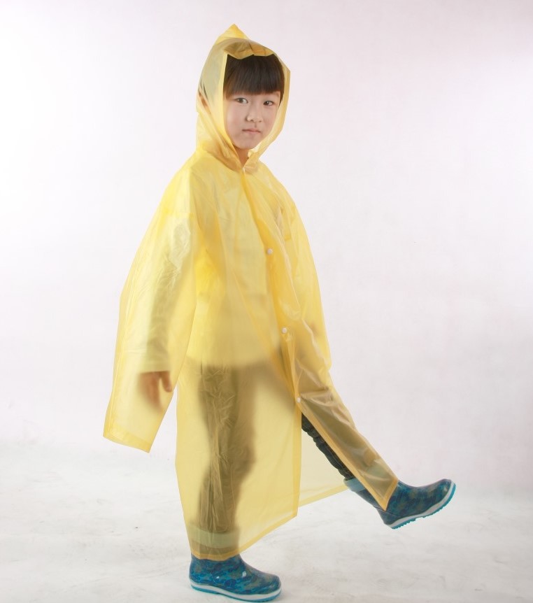 Áo mưa tiện lợi dành cho trẻ em thường ít được sản xuất. Chỉ được sản xuất khi có hợp đồng đặt hàng số lượng lớn từ phía khách hàng. Áo mưa thường được sản xuất với chất lượng tốt hơn so với các kiểu áo mưa tiện lợi khác