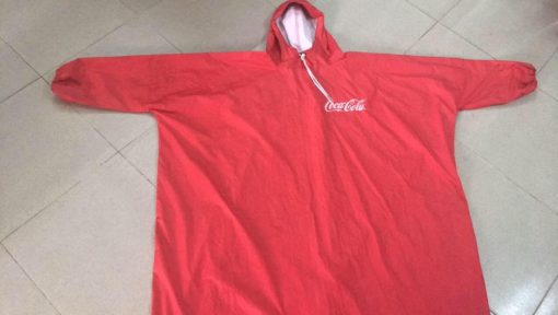 ao mua coca cola loai ao mua canh doi don gian mau do truyen thong co in logo quang cao