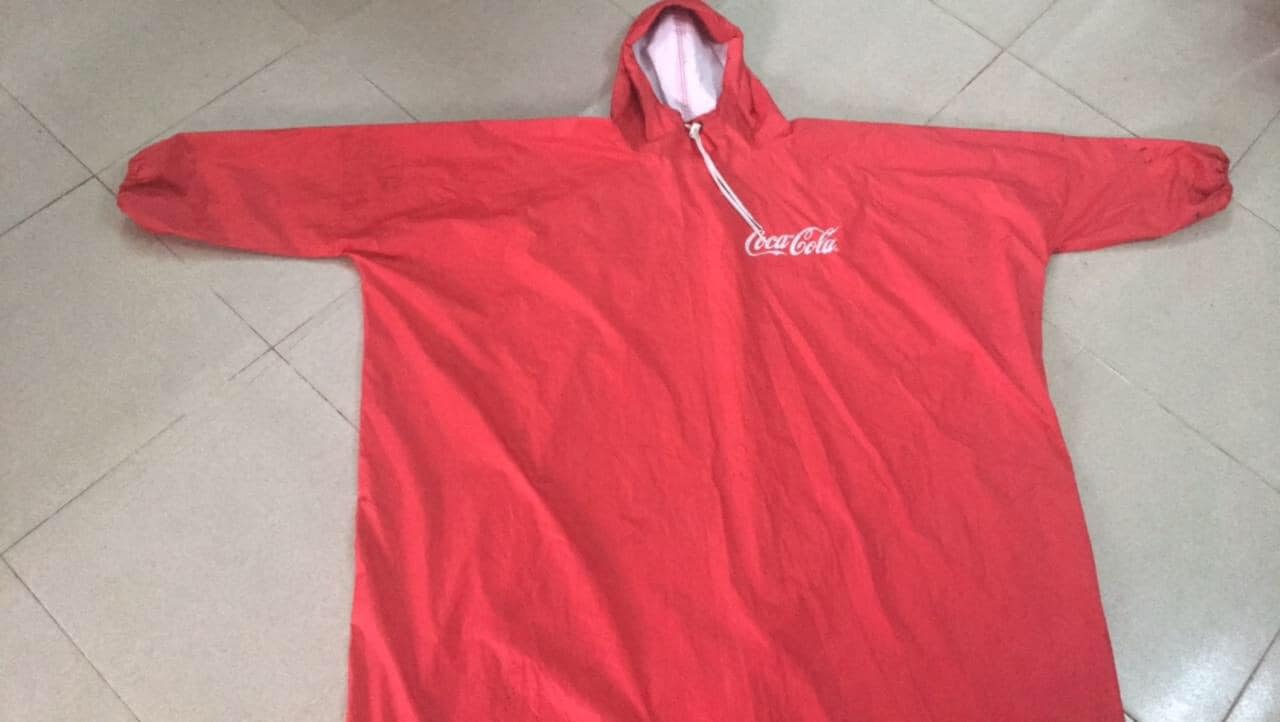 Áo mưa quảng cáo của CocaCola - Mẫu áo mưa liền thân mầu đỏ được sản xuất để làm áo mưa quà tặng cho khách hàng của Cty.