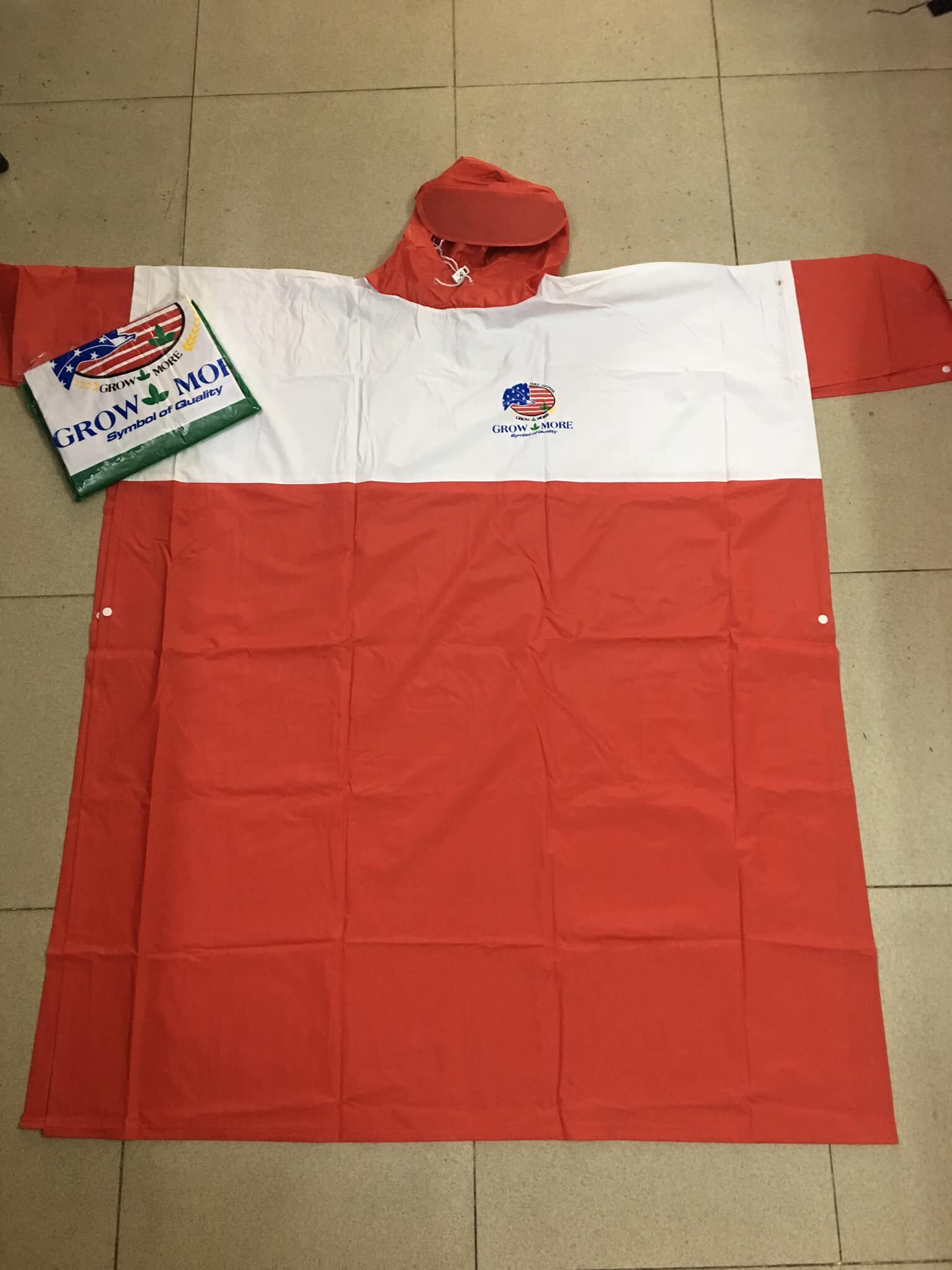 Áo mưa quảng cáo PVC - mẫu áo mưa được cty Grow More đặt hàng sản xuất để dành làm quá tặng kèm cho khách hàng.