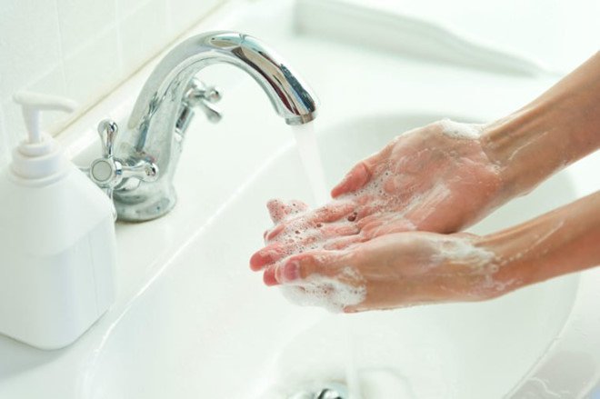 Rửa tay lại sạch sẽ sau khi cởi bỏ khẩu trang