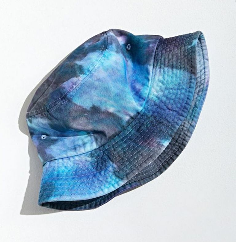 Nón tai bèo nhuộm là loại nón tai bèo được lấy từ ý tưởng nhuộm áo thun đa màu sắc, nón tai bèo nhuộm màu tạo nên một phong cách độc đáo