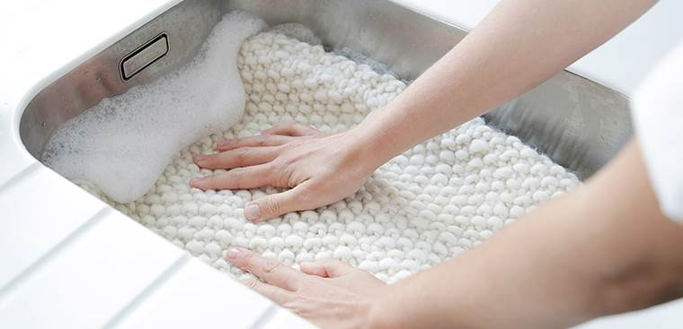 Để vải len giữ được những đặc tính và ưu điểm của mình, bạn cần lưu ý các vấn đề quan trọng sau trong quá trình giặt và vệ sinh chất liệu này.