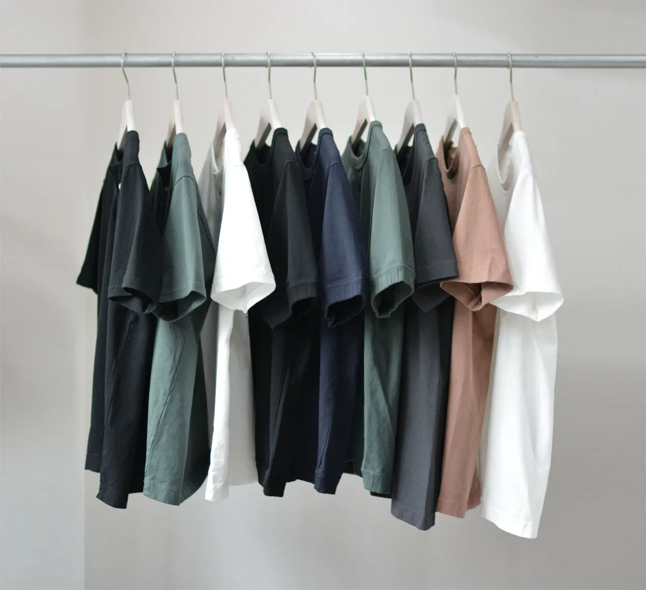Bảo quản áo thun đúng cách sẽ giúp áo lâu bền, không bị giãn áo.