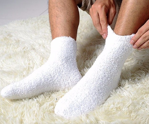 Không nên sử dụng các loại vớ ví dụ như sử dụng tất quá dày, độ thông thoáng kém sẽ gây bít các lỗ chân lông trên da cũng như không thoát hơi khiến gây ra tình trạng mùi hôi chân.