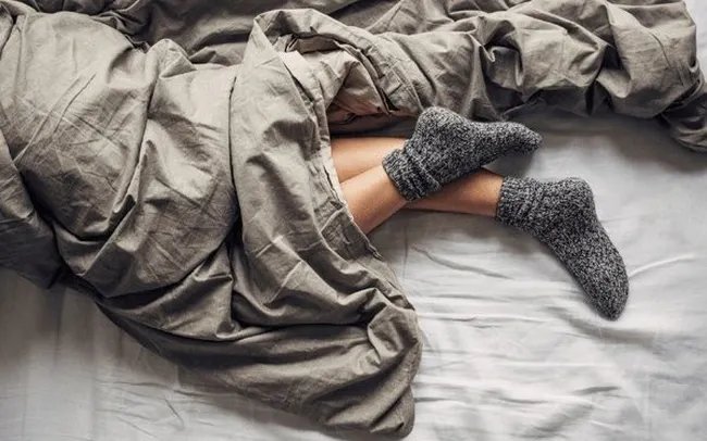 Việc mang vớ giữ ấm cho đôi chân khi ngủ sẽ giúp bạn cải thiện những vấn đề về sức khỏe từ đó giúp bạn có giấc ngủ tốt hơn.