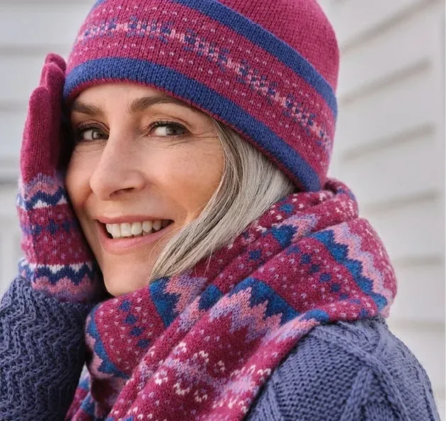 Vải hỗn hợp wool-synthetic giữ cho người mặc ấm áp và phong cách trong mùa đông khắc nghiệt.