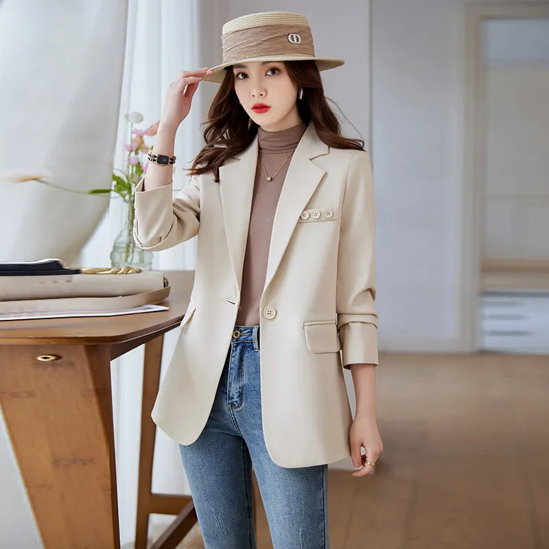 Blazer Đơn có Thiết kế đơn giản, thanh thoát, thích hợp cho công sở.