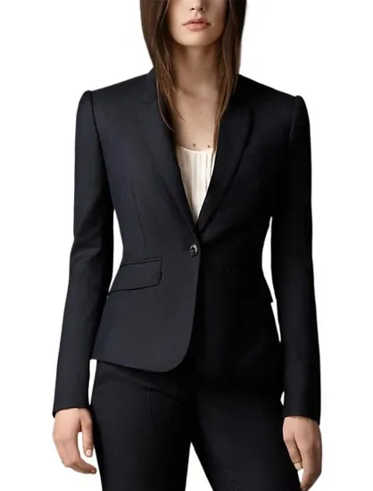 Blazer đen trang trọng còn có điểm mạnh là có thể được sử dụng trong nhiều hoàn cảnh khác nhau, từ các buổi họp đến các buổi tiệc tối sang trọng, giúp bạn tự tin hơn trong mọi tình huống.