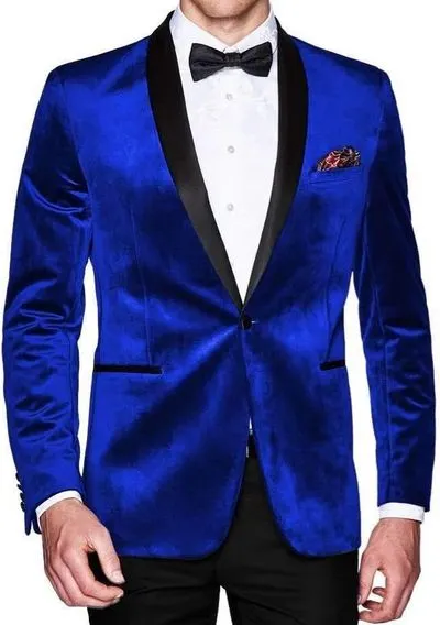 Việc khéo léo kết hợp blazer nhung xanh với các món đồ khác như áo sơ mi sáng màu hay quần tây đơn giản sẽ giúp bạn có một vẻ ngoài thông minh nhưng không kém phần nổi bật.