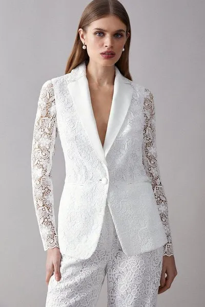 Điều đặc biệt ở blazer ren là khả năng mang đến sự tươi mới cho phong cách của bạn. Sự mềm mại và nhẹ nhàng của chất liệu này chắc chắn sẽ khiến bạn cảm thấy tự tin hơn trong mọi tình huống.