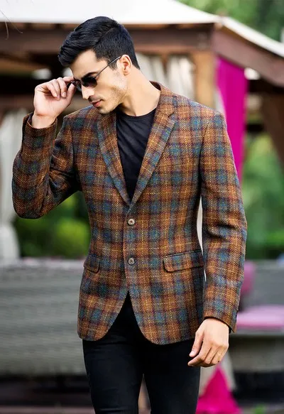 Khi bạn kết hợp blazer vải tweed với quần tây và giày da, bạn sẽ có một bộ trang phục cực kỳ thanh lịch và sang trọng, phù hợp cho các buổi tiệc hoặc họp mặt quan trọng.